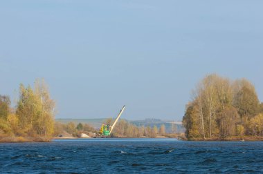 Sonbahar manzarası, nehir, rüzgarlı hava, koyu mavi su, sarı-