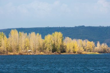 Sonbahar manzarası, nehir, rüzgarlı hava, koyu mavi su, sarı-
