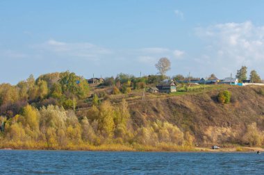 Sonbahar manzarası, nehir, rüzgarlı hava, koyu mavi su, sarı-