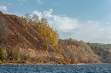 Sonbahar manzarası, nehir, rüzgarlı hava, koyu mavi su, sarı-