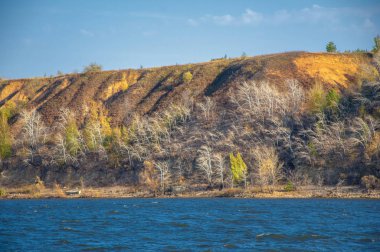 Sonbahar manzarası, nehir, rüzgarlı hava, koyu mavi su, sarı-