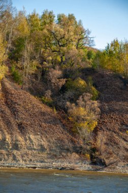 Sonbahar manzarası, nehir, rüzgarlı hava, koyu mavi su, sarı-