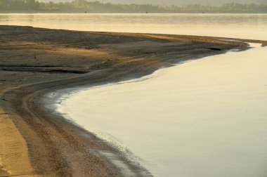 Yaz manzarası. Su tarafından oluşturulan kum bir çizim ve kazanmak