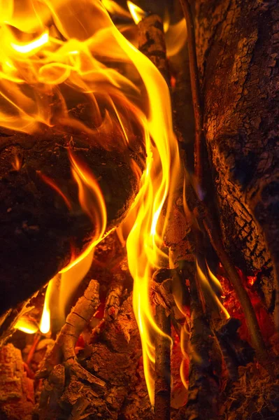 El fuego en su forma más común puede conducir a un fuego que puede causar p — Foto de Stock