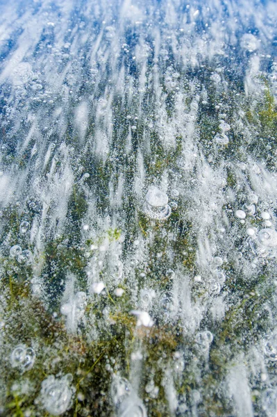 Fotografía de paisaje de invierno, burbujas de aire se congelaron en el agua. Fa —  Fotos de Stock