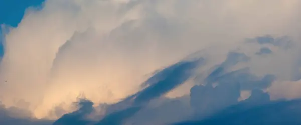 Textura padrão nuvens ao pôr do sol O aparente massa de co — Fotografia de Stock