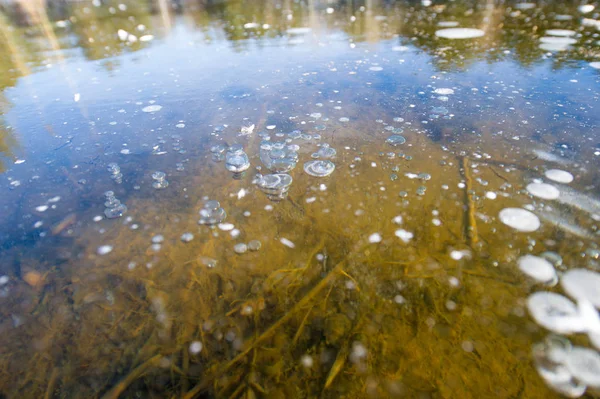 Fotografia de paisagem de inverno, bolhas de ar congeladas na água. Fa — Fotografia de Stock