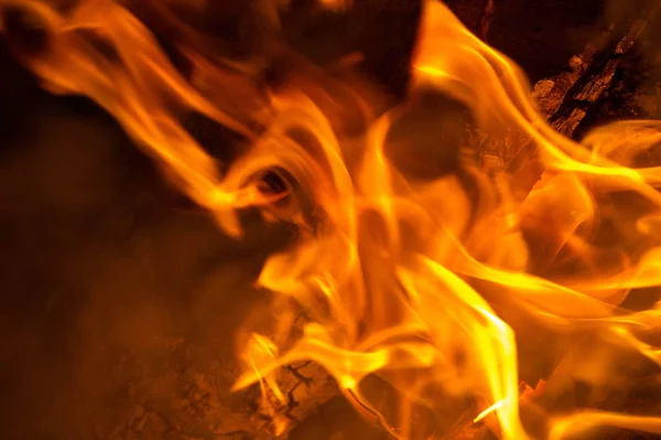 El fuego en su forma más común puede conducir a un fuego que puede causar p — Foto de Stock