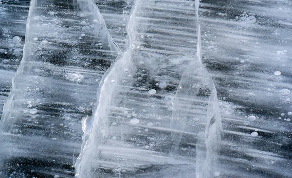 Es gibt Frost auf der Straße, Eis auf dem Fluss, Eisblasen — Stockfoto