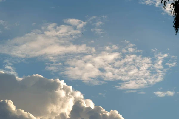 Awan Dalam meteorologi, awan adalah aerosol yang terdiri dari vis — Stok Foto
