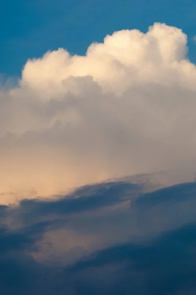 Textur Muster Wolken bei Sonnenaufgang Sonnenuntergang die scheinbare Masse der co — Stockfoto