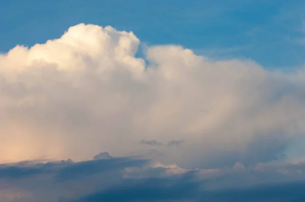 Textura padrão nuvens ao pôr do sol O aparente massa de co — Fotografia de Stock