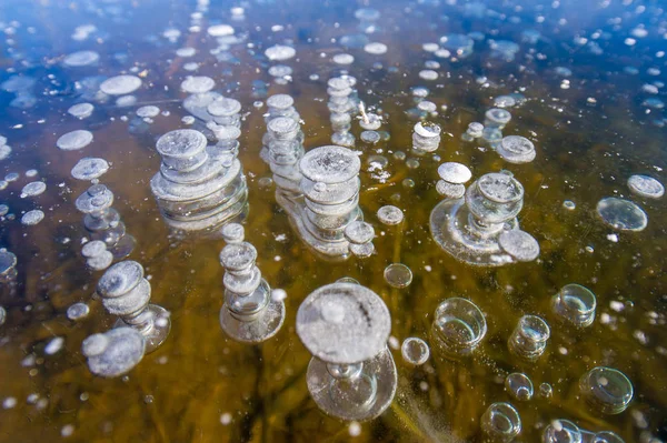 Fotografia de paisagem de inverno, bolhas de ar congeladas na água. Fa — Fotografia de Stock