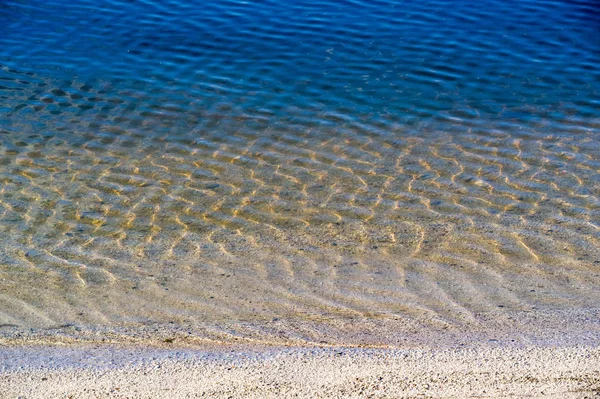 Paisaje de verano. Brisa ligera, olas pequeñas, reflejos de la —  Fotos de Stock