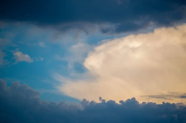 Awan Dalam meteorologi, awan adalah aerosol yang terdiri dari vis — Stok Foto