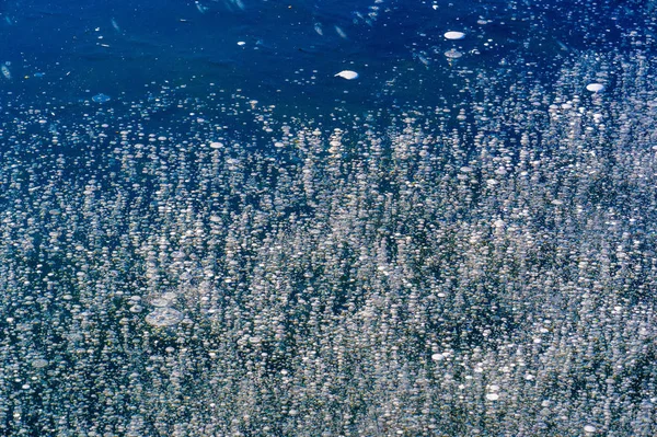 Texture motif fond blanc Hiver, bulles d'air de glace de rivière s — Photo