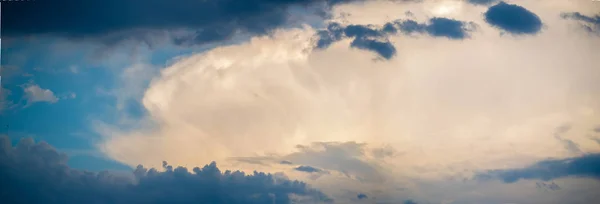 Clouds In meteorology, a cloud is an aerosol consisting of a vis — Stock Photo, Image