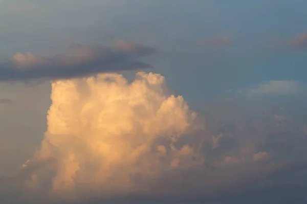 云库木形态云景 在气象学中，云是航空 — 图库照片