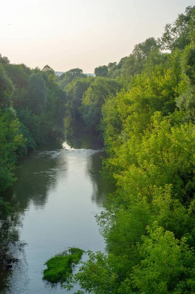 Zomer landschap schieten, de rivier is niet groot in het centrum van Russi — Stockfoto