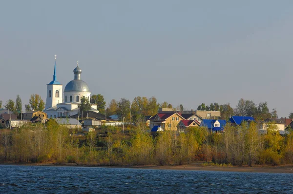 Осінній пейзаж, річка, вітряна погода, темно-синя вода, жовтий - — стокове фото