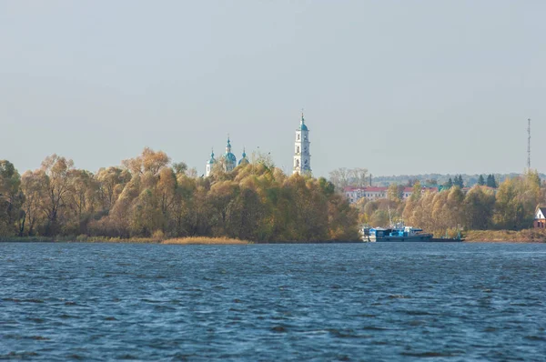 Herfstlandschap, rivier, winderig weer, donker blauw water, geel- — Stockfoto