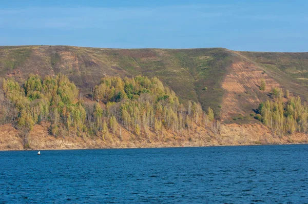 Herfstlandschap, rivier, winderig weer, donker blauw water, geel- — Stockfoto