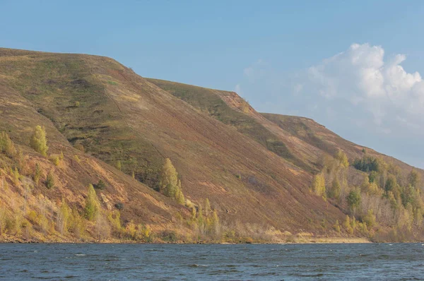 Paisagem de outono, rio, tempo ventoso, água azul escura, amarelo - — Fotografia de Stock