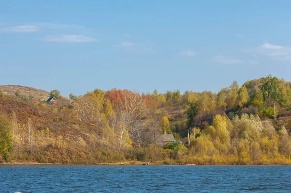 Paisagem de outono, rio, tempo ventoso, água azul escura, amarelo - — Fotografia de Stock