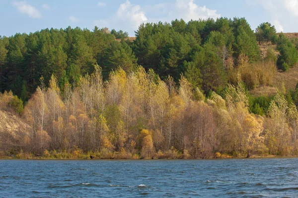 Paisagem de outono, rio, tempo ventoso, água azul escura, amarelo - — Fotografia de Stock
