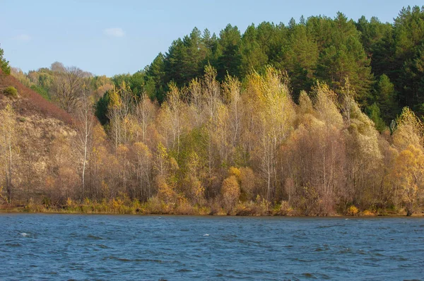 秋天的风景，河流，多风的天气，深蓝色的水，黄色- — 图库照片