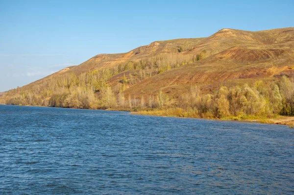 Autumn landscape, river, windy weather, dark blue water, yellow- — Stock Photo, Image