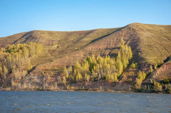 Paisagem de outono, rio, tempo ventoso, água azul escura, amarelo - — Fotografia de Stock