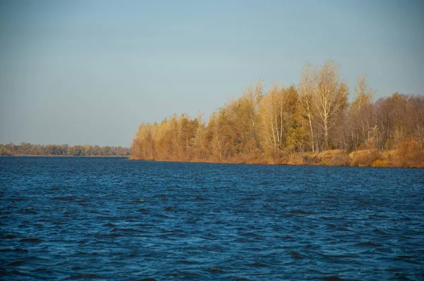 Podzimní krajina, řeka, větrné počasí, tmavě modrá voda, žlutá- — Stock fotografie