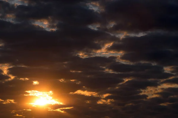 Amanecer Amanecer. Nubes del cielo, rayo de sol a través de las nubes — Foto de Stock