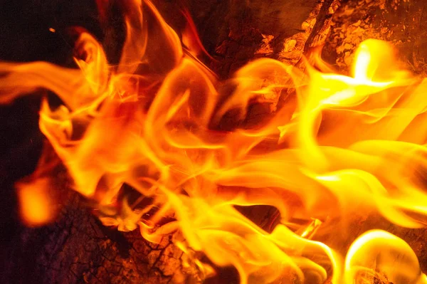 El fuego en su forma más común puede conducir a un fuego que puede causar p — Foto de Stock