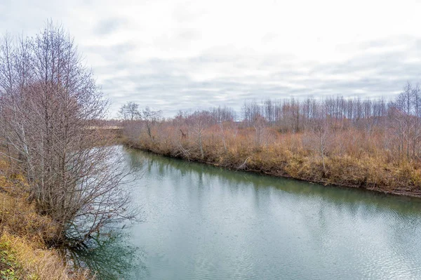 Inverno, paesaggio autunnale. Il fiume con ghiaccio, alberi senza lievito — Foto Stock