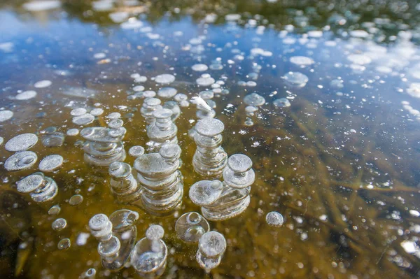 Fotografía de paisaje de invierno, burbujas de aire se congelaron en el agua. Fa — Foto de Stock