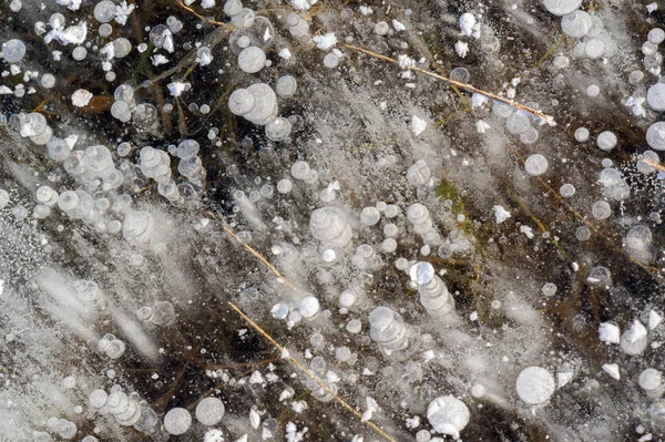 Textur mönster bakgrund vit vinter, floden isen luftbubblor s — Stockfoto