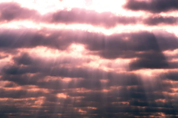 Zonsopgang zonsondergang. Luchtwolken, zonnestralen door de wolken — Stockfoto