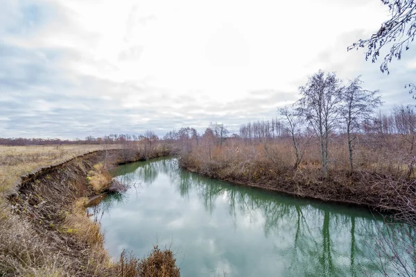 Winter, Herbstlandschaft. der Fluss mit Eis, Bäume ohne Blätter — Stockfoto