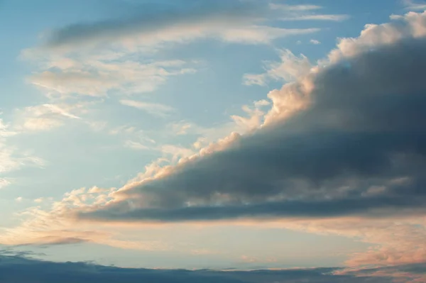 Хмари світанки. Кумулятивні камені з латинської Cumulus хмар, — стокове фото