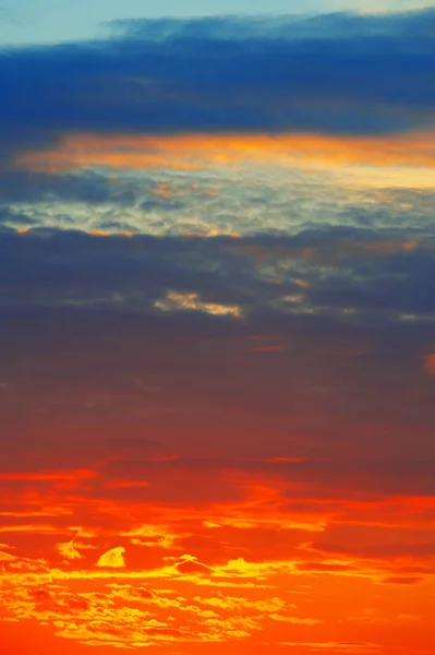 Nasce o sol nuvens. Pedras cumulonimbus de nuvens cumulus latinas , — Fotografia de Stock