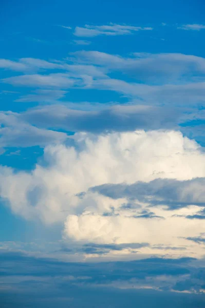 Hari yang cerah, awan di langit, cumulus . — Stok Foto