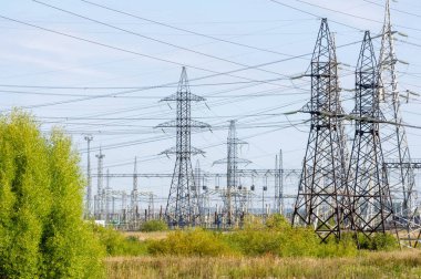 Bahçe düzenleme teknojenik, yüksek voltajlı elektrik hatları. Doğal c