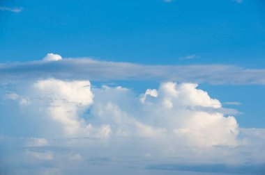 Güneşli bir gün, gökyüzünde bulutlar, kümülüs.