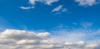 Kumaş arka plan, desen, duvar kağıdı. Onlar hala oldukça yüksek bulutlar. Onlar yağmur yağdırmaz. Altostratus bulutları ortalama bir gri ya da mavi-griye sahiptir. Genellikle tüm gökyüzünü kaplar..