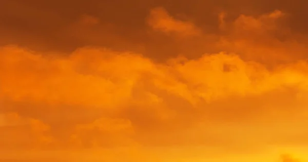 Clouds in the blue sky. a visible mass of condensed water vapor — Stock Photo, Image