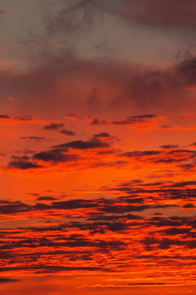 Mraky na modrém nebi. viditelná hmotnost kondenzované vodní páry — Stock fotografie