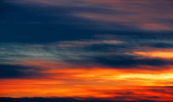 Nuvens no céu azul. uma massa visível de vapor de água condensado — Fotografia de Stock