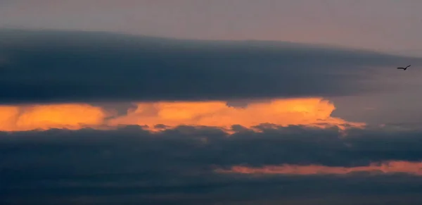 Wolken am blauen Himmel. eine sichtbare Masse kondensierten Wasserdampfes — Stockfoto